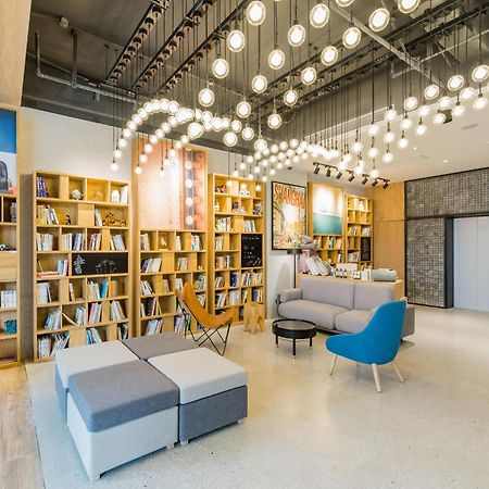 上海虹桥国展北新泾地铁站亚朵酒店 外观 照片