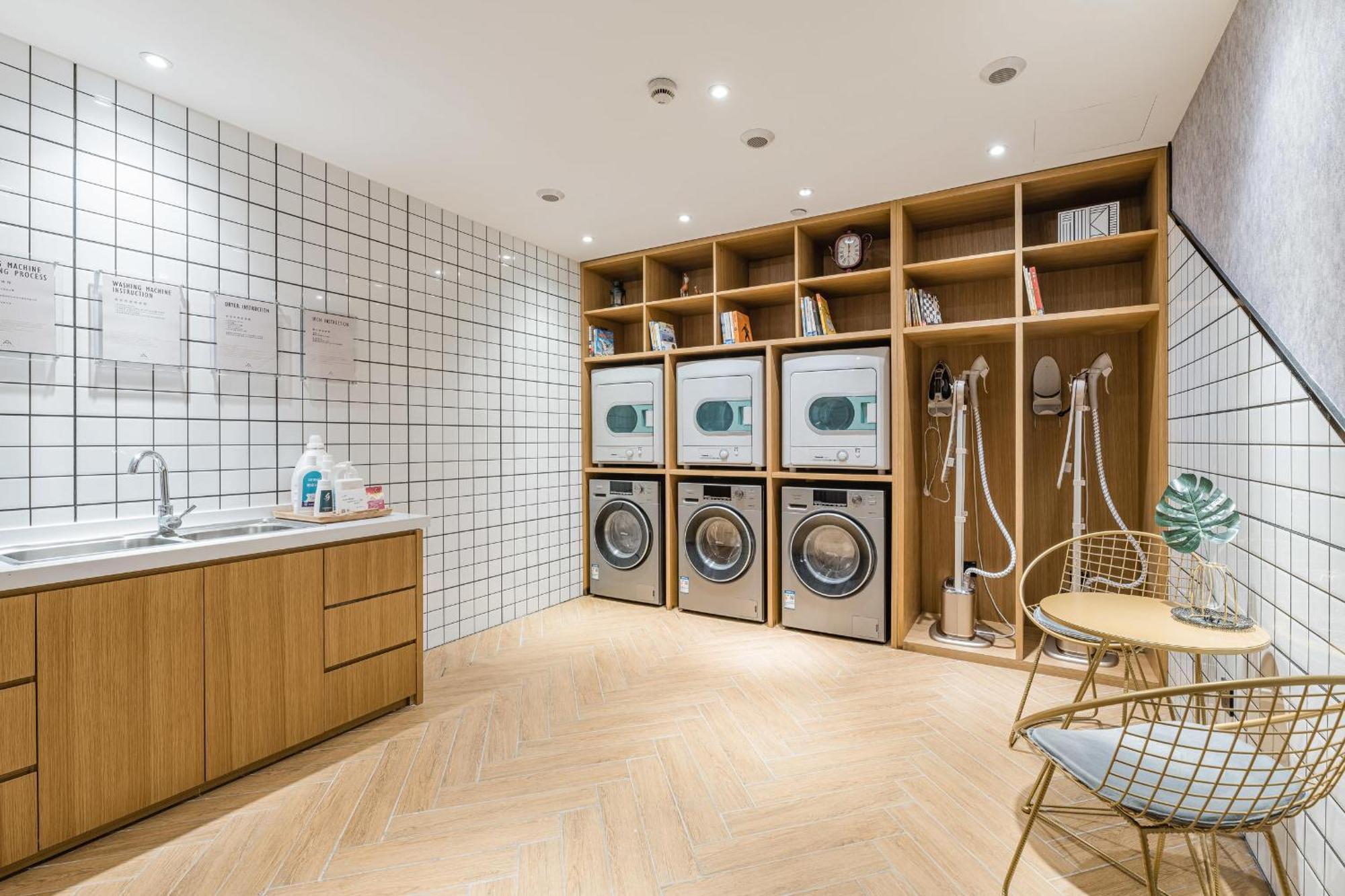 上海虹桥国展北新泾地铁站亚朵酒店 外观 照片