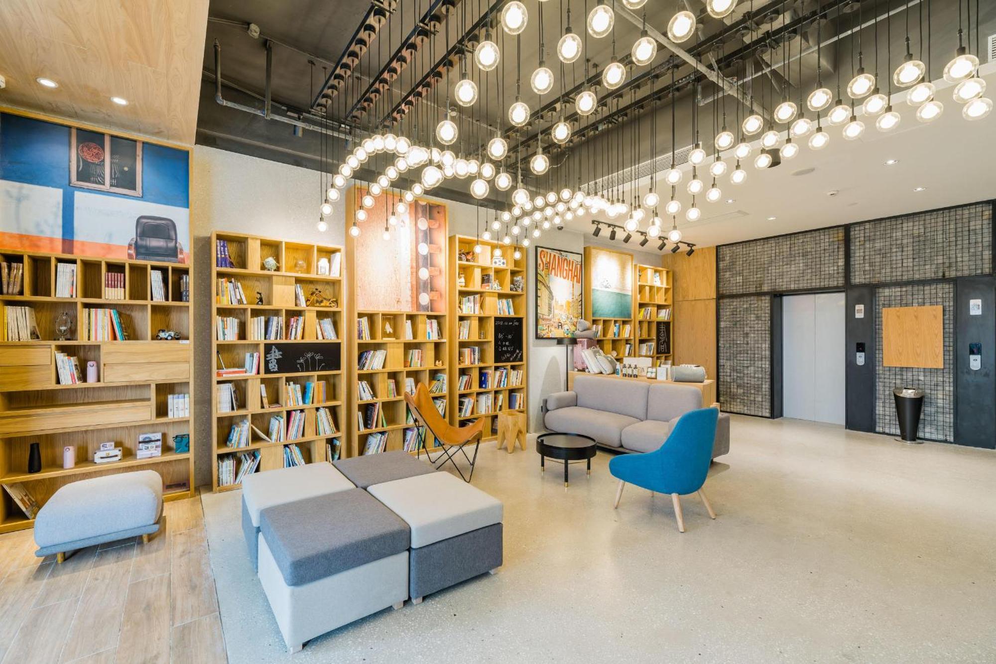 上海虹桥国展北新泾地铁站亚朵酒店 外观 照片