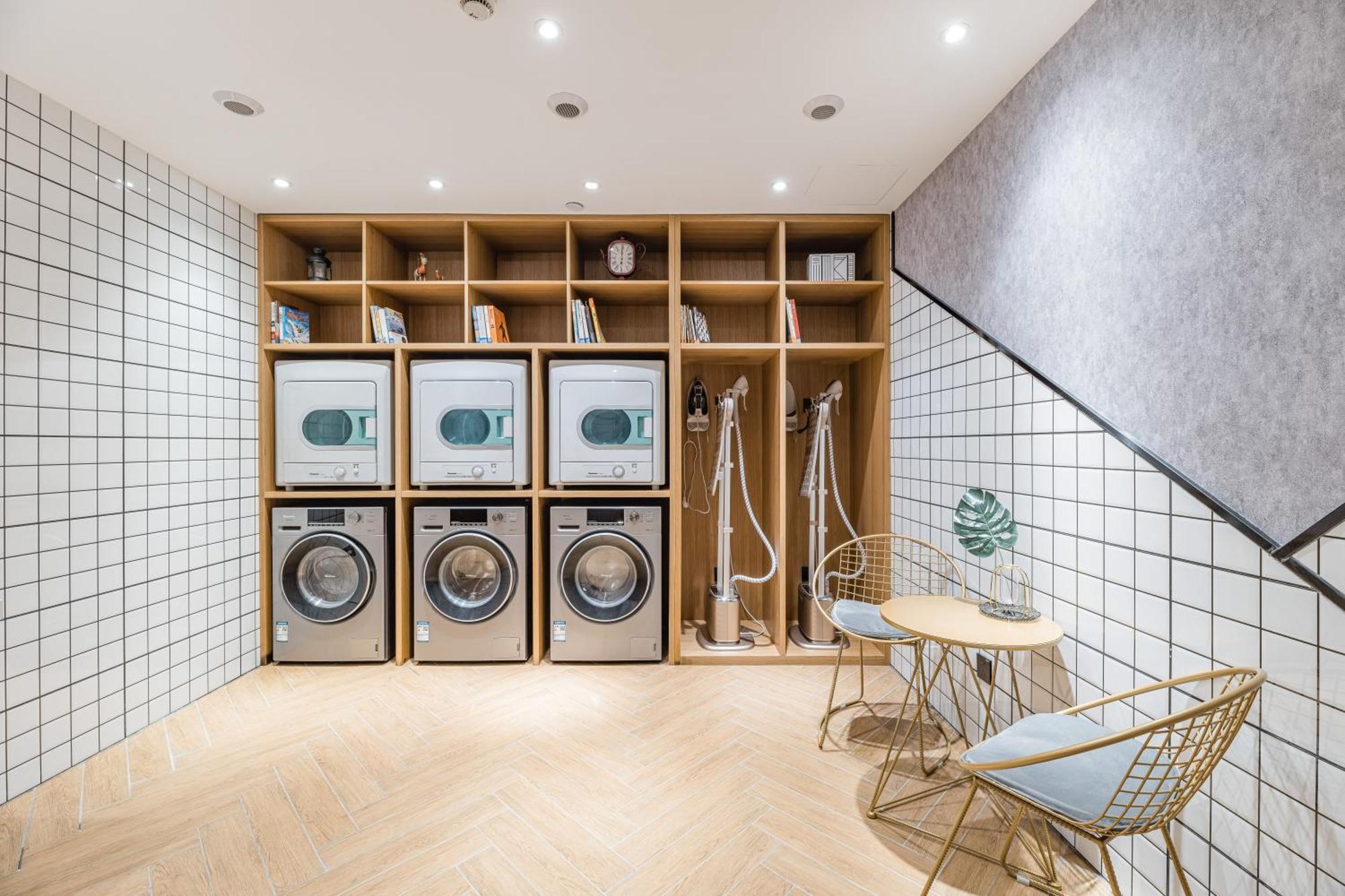 上海虹桥国展北新泾地铁站亚朵酒店 外观 照片